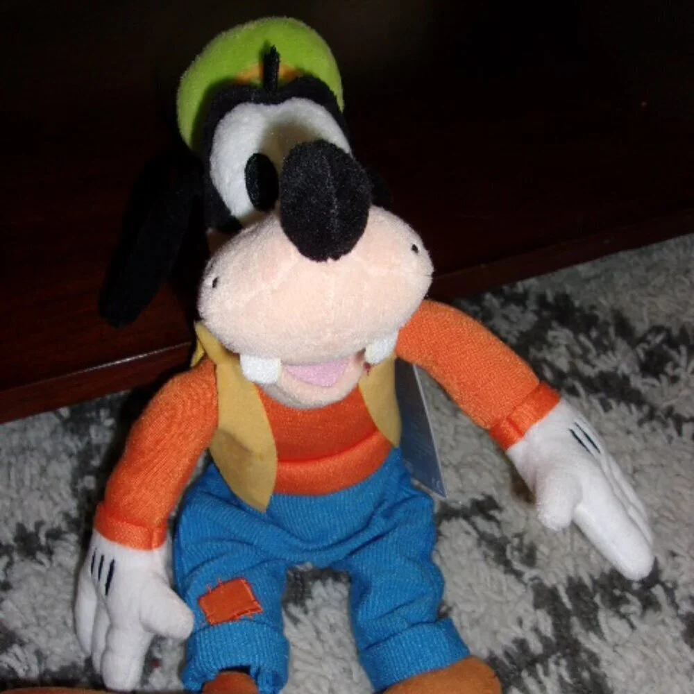 Disney Store New with tags Goofy Stuffed Animal